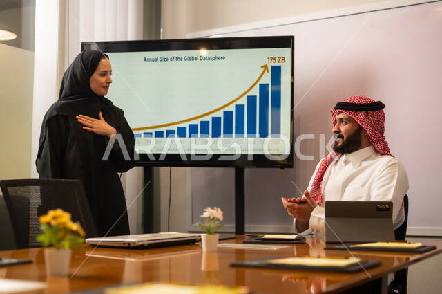 مهن ووظائف سعودية، مفهوم الإدارة المتعاونة، دمج جهاز تقني حديث مع العمل، حل المشكلات وتطوير العمل، دراسة وتحليل المشاريع الجديدة، تبادل الخبرات والافكار، ورش عمل وتدريب، اجراء اجتماع لفريق عمل عرب خليجيين سعوديين داخل مقر الشركة