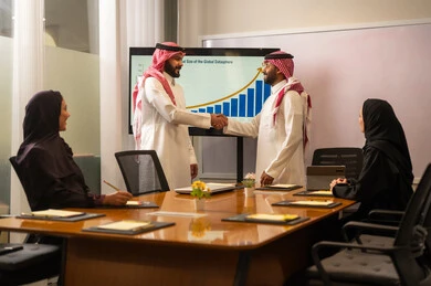 استقبال موظفين جدد، إلقاء التحية والسلام، دمج جهاز تقني حديث مع العمل، حل المشكلات وتطوير العمل، دراسة وتحليل المشاريع الجديدة، تبادل الخبرات والافكار، ورش عمل وتدريب، اجراء اجتماع لفريق عمل عرب خليجيين سعوديين داخل مقر الشركة