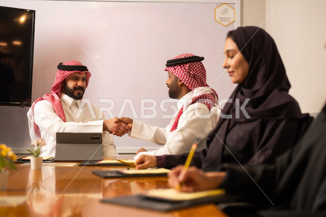 الاتفاق والقبول بين الشركات، توقيع عقود المشاريع الجديدة، تطوير العمل وحل المشكلات، استقبال موظفين جدد، دمج جهاز تقني حديث مع العمل، دراسة وتحليل المشاريع الجديدة، تبادل الخبرات والافكار، ورش عمل وتدريب، اجراء اجتماع لفريق عمل عرب خليجيين سعوديين داخل مقر الشركة