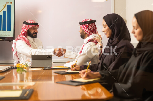 القبول والموافقة بين الشركات، توقيع عقود المشاريع الجديدة، تطوير العمل وحل المشكلات، استقبال موظفين جدد، دمج جهاز تقني حديث مع العمل، دراسة وتحليل المشاريع الجديدة، تبادل الخبرات والافكار، ورش عمل وتدريب، اجراء اجتماع لفريق عمل عرب خليجيين سعوديين داخل مقر الشركة
