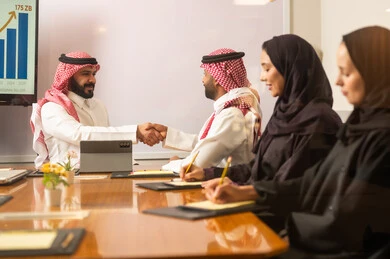 القبول والموافقة بين الشركات، توقيع عقود المشاريع الجديدة، تطوير العمل وحل المشكلات، استقبال موظفين جدد، دمج جهاز تقني حديث مع العمل، دراسة وتحليل المشاريع الجديدة، تبادل الخبرات والافكار، ورش عمل وتدريب، اجراء اجتماع لفريق عمل عرب خليجيين سعوديين داخل مقر الشركة