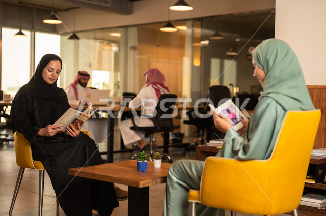 استراحة عمل في شركة سعودية، القبول والموافقة بين الشركات، تطوير العمل وحل المشكلات،  دمج جهاز تقني حديث مع العمل، دراسة وتحليل المشاريع الجديدة، تبادل الخبرات والافكار، ورش عمل وتدريب، اجراء اجتماع لفريق عمل عرب خليجيين سعوديين داخل مقر الشركة