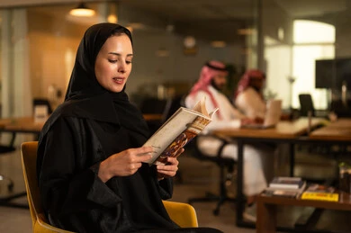 استغلال وقت الفراغ بالتثقف، الاستمتاع بقراءة المجلات والكتب خلال استراحة عمل في شركة سعودية، القبول والموافقة بين الشركات، دراسة وتحليل المشاريع الجديدة، تبادل الخبرات والافكار، ورش عمل وتدريب، اجراء اجتماع لفريق عمل عرب خليجيين سعوديين داخل مقر الشركة