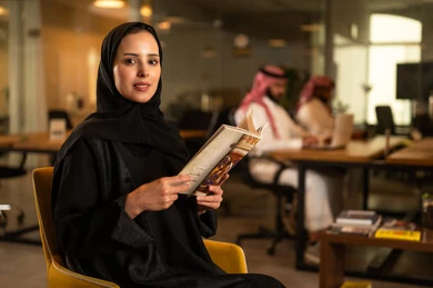 ايماءات السرور والنظر إلى الكاميرا، الاستمتاع بقراءة المجلات والكتب خلال استراحة عمل في شركة سعودية، القبول والموافقة بين الشركات، دراسة وتحليل المشاريع الجديدة، تبادل الخبرات والافكار، ورش عمل وتدريب، اجراء اجتماع لفريق عمل عرب خليجيين سعوديين داخل مقر الشركة