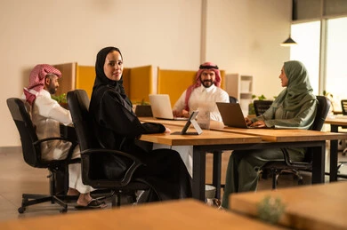 دراسة أوراق البيانات الإحصائية, إدارة و تقسيم المهام، فريق عمل عربي خليجي سعودي يقوم بإجراء اجتماع عمل داخل غرفة الاجتماعات في مقر الشركة، شرح و تحليل الرسوم البيانية, دمج الأجهزة التقنية الحديثة بالأعمال المكتبية، تطوير المشاريع و الاستثمارات