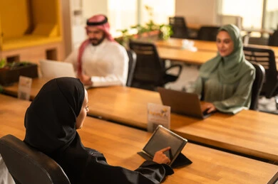 تطوير المشاريع و الاستثمارات,  تطوير المشاريع و الاستثمارات، دراسة أوراق البيانات الإحصائية, إدارة و تقسيم المهام، فريق عمل عربي خليجي سعودي يقوم بإجراء اجتماع عمل داخل غرفة الاجتماعات في مقر الشركة،  دمج الأجهزة التقنية الحديثة بالأعمال المكتبية