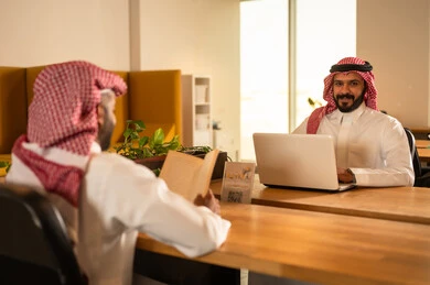 رجال أعمال عرب سعوديون خليجيون، تطوير المشاريع و الاستثمارات، دراسة أوراق البيانات الإحصائية, إدارة و تقسيم المهام، فريق عمل عربي خليجي سعودي يقوم بإجراء اجتماع عمل داخل غرفة الاجتماعات في مقر الشركة، دمج الأجهزة التقنية الحديثة بالأعمال المكتبية رجال أعمال عرب سعوديون خليجيون، تطوير المشاريع و الاستثمارات، دراسة أوراق البيانات الإحصائية, إدارة و تقسيم المهام، فريق عمل عربي خليجي سعودي يقوم بإجراء اجتماع عمل داخل غرفة الاجتماعات في مقر الشركة، دمج الأجهزة التقنية الحديثة بالأعمال المكتبية