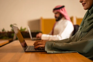 مهارة الايدي السريعة على لوحة المفاتيح، تطوير المشاريع و الاستثمارات، دراسة أوراق البيانات الإحصائية, إدارة و تقسيم المهام، فريق عمل عربي خليجي سعودي يقوم بإجراء اجتماع عمل داخل غرفة الاجتماعات في مقر الشركة،  دمج الأجهزة التقنية الحديثة بالأعمال المكتبية