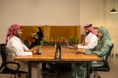 تدريب الموظفين على سياسات ومهام العمل، تطوير المشاريع و الاستثمارات، دراسة أوراق البيانات الإحصائية, إدارة و تقسيم المهام، فريق عمل عربي خليجي سعودي يقوم بإجراء اجتماع عمل داخل غرفة الاجتماعات في مقر الشركة، دمج الأجهزة التقنية الحديثة بالأعمال المكتبية تدريب الموظفين على سياسات ومهام العمل، تطوير المشاريع و الاستثمارات، دراسة أوراق البيانات الإحصائية, إدارة و تقسيم المهام، فريق عمل عربي خليجي سعودي يقوم بإجراء اجتماع عمل داخل غرفة الاجتماعات في مقر الشركة، دمج الأجهزة التقنية الحديثة بالأعمال المكتبية