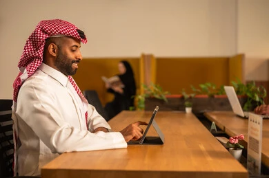 تحقيق الأهداف في غرفة الاجتماع، تطوير المشاريع و الاستثمارات، دراسة أوراق البيانات الإحصائية, إدارة و تقسيم المهام، فريق عمل عربي خليجي سعودي يقوم بإجراء اجتماع عمل داخل غرفة الاجتماعات في مقر الشركة،  دمج الأجهزة التقنية الحديثة بالأعمال المكتبية