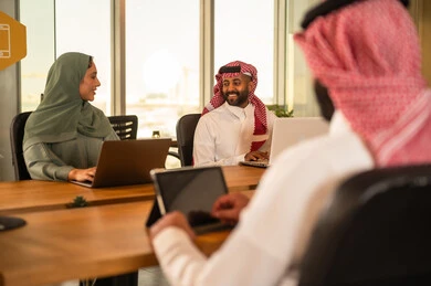 الحوارات في الشركة الراقية، مناقشة ومتابعة الاعمال وتحقيق الاهداف المطلوبة, تطوير المشاريع و الاستثمارات، دراسة أوراق البيانات الإحصائية, إدارة و تقسيم المهام، فريق عمل عربي خليجي سعودي يقوم بإجراء اجتماع عمل داخل غرفة الاجتماعات في مقر الشركة