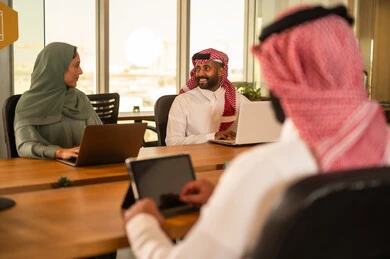 ضمان فهم واضح وشامل للاعمال,، مناقشة ومتابعة الاعمال وتحقيق الاهداف المطلوبة, تطوير المشاريع و الاستثمارات، دراسة أوراق البيانات الإحصائية, إدارة و تقسيم المهام، فريق عمل عربي خليجي سعودي يقوم بإجراء اجتماع عمل داخل غرفة الاجتماعات في مقر الشركة