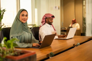 إنجاز المهام العملية عبر جهاز الحاسوب، مناقشة ومتابعة الاعمال وتحقيق الاهداف المطلوبة, تطوير المشاريع و الاستثمارات، دراسة أوراق البيانات الإحصائية, إدارة و تقسيم المهام، فريق عمل عربي خليجي سعودي يقوم بإجراء اجتماع عمل داخل غرفة الاجتماعات في مقر الشركة