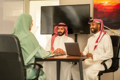مناقشة ومتابعة الأهداف، مناقشة ومتابعة الاعمال وتحقيق الاهداف المطلوبة, تطوير المشاريع و الاستثمارات، دراسة أوراق البيانات الإحصائية, إدارة و تقسيم المهام، فريق عمل عربي خليجي سعودي يقوم بإجراء اجتماع عمل داخل غرفة الاجتماعات في مقر الشركة مناقشة ومتابعة الأهداف، مناقشة ومتابعة الاعمال وتحقيق الاهداف المطلوبة, تطوير المشاريع و الاستثمارات، دراسة أوراق البيانات الإحصائية, إدارة و تقسيم المهام، فريق عمل عربي خليجي سعودي يقوم بإجراء اجتماع عمل داخل غرفة الاجتماعات في مقر الشركة