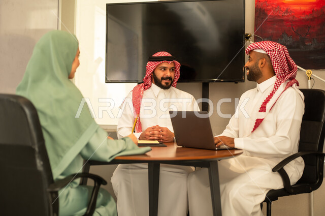 زملاء عمل، مناقشة ومتابعة الأهداف، مناقشة ومتابعة الاعمال وتحقيق الاهداف المطلوبة, تطوير المشاريع و الاستثمارات، دراسة أوراق البيانات الإحصائية, إدارة و تقسيم المهام، فريق عمل عربي خليجي سعودي يقوم بإجراء اجتماع عمل داخل غرفة الاجتماعات في مقر الشركة