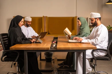 تقسيم وتوزيع المهام بين الموظفين، التركيز والعمل المتقن, الحوارات والنقاشات ضمن الفريق,تطوير الاعمال والشركات, اجتماع عمل وانجاز المشاريع, مناقشة الخطط وشرح مهام الاعمال, زملاء عمل عرب عمانيين خليجيين في اجتماع, ارتداء اللباس العماني التقليدي