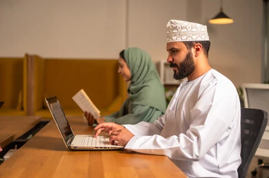 الاستفادة من وقت الاستراحة لجمع المعلومات والقراءة، التركيز والعمل المتقن, الحوارات والنقاشات ضمن الفريق,تطوير الاعمال والشركات, اجتماع عمل وانجاز المشاريع, مناقشة الخطط وشرح مهام الاعمال, زملاء عمل عرب عمانيين خليجيين في اجتماع, ارتداء اللباس العماني التقليدي