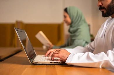 بيئة العمل في المكاتب والشركات العمانية،  التركيز والعمل المتقن, الحوارات والنقاشات ضمن الفريق,تطوير الاعمال والشركات, اجتماع عمل وانجاز المشاريع, مناقشة الخطط وشرح مهام الاعمال, زملاء عمل عرب عمانيين خليجيين في اجتماع, ارتداء اللباس العماني التقليدي