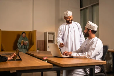 تبادل الخبرات بين الزملاء، التركيز والعمل المتقن, الحوارات والنقاشات ضمن الفريق,تطوير الاعمال والشركات, اجتماع عمل وانجاز المشاريع, مناقشة الخطط وشرح مهام الاعمال, زملاء عمل عرب عمانيين خليجيين في اجتماع, ارتداء اللباس العماني التقليدي