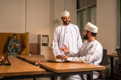 مناقشة وتبادل الخبرات بين الزملاء، التركيز والعمل المتقن, الحوارات والنقاشات ضمن الفريق,تطوير الاعمال والشركات, اجتماع عمل وانجاز المشاريع, مناقشة الخطط وشرح مهام الاعمال, زملاء عمل عرب عمانيين خليجيين في اجتماع, ارتداء اللباس العماني التقليدي