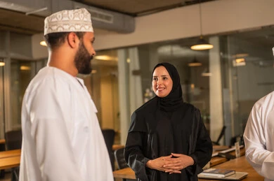 شرح المهام المطلوبة بسعادة وحب,التعاون والتفاهم بين الفريق, تبادل الخبرات والاتفاقيات الناجحة,تنظيم وادارة جدول مفهوم العمل, بيئة العمل المريحة في الشركة عمانية,  زملاء عمل عرب عمانيين خليجيين بقومان بمناقشة المهام المطلوبة