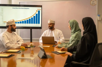 التعاون والتفاهم بين الفريق, تبادل الخبرات والاتفاقيات الناجحة,تنظيم وادارة جدول مفهوم العمل, بيئة العمل المريحة في الشركة عمانية, شرح المهام المطلوبة بسعادة وحب,  بورتريه لزملاء عمل عرب عمانيين خليجيين في اجتماع لدراسة البيانات الاحصائية ،تحليل الرسوم البيانية