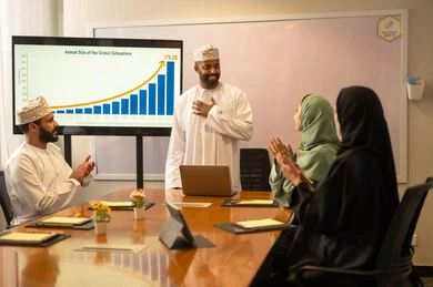 تنظيم وادارة جدول مفهوم العمل, بيئة العمل المريحة في الشركة عمانية, شرح المهام المطلوبة بسعادة وحب, التعاون والتفاهم بين الفريق, تبادل الخبرات والاتفاقيات الناجحة, بورتريه لزملاء عمل عرب عمانيين خليجيين في اجتماع لدراسة البيانات الاحصائية ،تحليل الرسوم البيانية