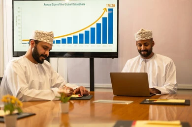 اجراء مقابلة عمل ، عقد صفقات عمل جديدة ناجحة بين رجال الأعمال، رجلان عمانيان عربيان خليجيان يرتديان الزي التقليدي يقومان بمناقشة مهام عملهم ، توسيع مجالات العمل, الشراكة في الأعمال والمشاريع الهندسية،دراسة البيانات الاحصائية ،تحليل الرسوم البيانية