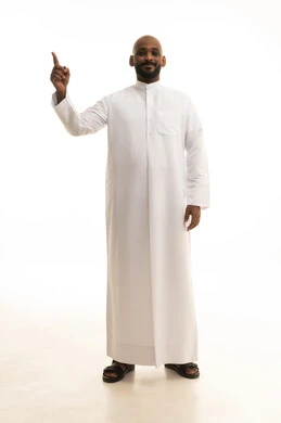 إشارات وحركات يدين تدل على هذا المكان (هنا)، النظر الى الكاميرا بايماءات الثقة بالنفس،تحديد موقع شيء معين، بورتريه لرجل عربي سعودي خليجي مبتسم يرتدي الشماغ والثوب التقليدي يشير باصبع السبابة، الاهتمام بالمظهر الخارجي، الجسم بالطول الكامل، خلفية بيضاء إشارات وحركات يدين تدل على هذا المكان (هنا)، النظر الى الكاميرا بايماءات الثقة بالنفس،تحديد موقع شيء معين، بورتريه لرجل عربي سعودي خليجي مبتسم يرتدي الشماغ والثوب التقليدي يشير باصبع السبابة، الاهتمام بالمظهر الخارجي، الجسم بالطول الكامل، خلفية بيضاء