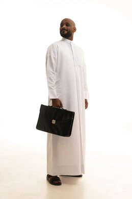 المشي والذهاب الى مكان ما، مفهوم ادارة الاعمال والمشاريع،الاهتمام بالمظهر الخارجي والأناقة، بورتريه لرجل أعمال عربي خليجي سعودي مبتسم يرتدي الثوب التقليدي يحمل بيده حقيبة جلد سوداء ينظر بإيماءات البشاشة والسرور، صورة الجسم بالطول الكامل، خلفية بيضاء المشي والذهاب الى مكان ما، مفهوم ادارة الاعمال والمشاريع،الاهتمام بالمظهر الخارجي والأناقة، بورتريه لرجل أعمال عربي خليجي سعودي مبتسم يرتدي الثوب التقليدي يحمل بيده حقيبة جلد سوداء ينظر بإيماءات البشاشة والسرور، صورة الجسم بالطول الكامل، خلفية بيضاء