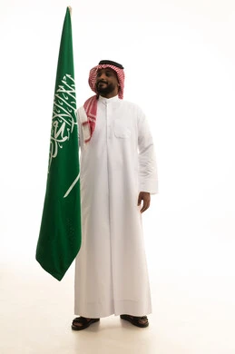 الفخر و الاعتزاز بالانتماء للمملكة, يوم العلم 11مارس، الاحتفال باليوم الوطني 8 ربيع الأول,ذكرى العيد الوطني السعودي, بورتريه لرجل عربي سعودي خليجي مبتسم يرتدي الشماغ والثوب التقليدي يحمل بيده علم السعودية , خلفية بيضاء الفخر و الاعتزاز بالانتماء للمملكة, يوم العلم 11مارس، الاحتفال باليوم الوطني 8 ربيع الأول,ذكرى العيد الوطني السعودي, بورتريه لرجل عربي سعودي خليجي مبتسم يرتدي الشماغ والثوب التقليدي يحمل بيده علم السعودية , خلفية بيضاء