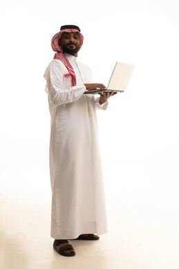تصفح برامج التواصل الاجتماعي, عقد إجتماع عمل عبر الإنترنت، إستخدام الحاسوب المحمول لإنجاز المهام، بورتريه لرجل عربي خليجي سعودي يرتدي الثوب التقليدي والشماغ يحمل جهاز اللابتوب ، تطور التكنولوجيا والأجهزة التقنية، خلفية بيضاء تصفح برامج التواصل الاجتماعي, عقد إجتماع عمل عبر الإنترنت، إستخدام الحاسوب المحمول لإنجاز المهام، بورتريه لرجل عربي خليجي سعودي يرتدي الثوب التقليدي والشماغ يحمل جهاز اللابتوب ، تطور التكنولوجيا والأجهزة التقنية، خلفية بيضاء