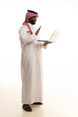 عقد إجتماع عمل عبر الإنترنت، تصفح برامج التواصل الاجتماعي, إستخدام الحاسوب المحمول لإنجاز المهام، بورتريه لرجل عربي خليجي سعودي يرتدي الثوب التقليدي والشماغ يحمل جهاز اللابتوب ، تطور التكنولوجيا والأجهزة التقنية، خلفية بيضاء عقد إجتماع عمل عبر الإنترنت، تصفح برامج التواصل الاجتماعي, إستخدام الحاسوب المحمول لإنجاز المهام، بورتريه لرجل عربي خليجي سعودي يرتدي الثوب التقليدي والشماغ يحمل جهاز اللابتوب ، تطور التكنولوجيا والأجهزة التقنية، خلفية بيضاء