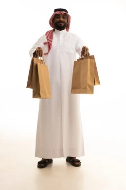 عملية شحن وتوصيل موثوقه, خدمات التوصيل السريع, طلب وإستلام الدليفري, بورتريه لرجل عربي سعودي خليجي يرتدي الزى التقليدي والشماغ يعمل في توصيل الطلبات والبضائع للزبائن, التسوق الالكتروني وطلبات اونلاين, خلفيه بيضاء