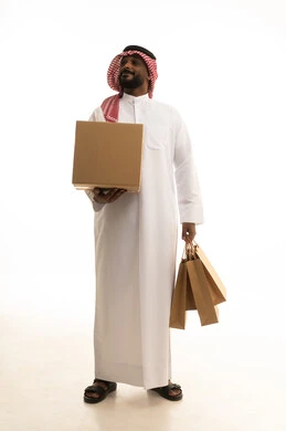 طلب وإستلام الدليفري, عملية شحن وتوصيل موثوقه, خدمات التوصيل السريع, بورتريه لرجل عربي سعودي خليجي يرتدي الزى التقليدي والشماغ يعمل في توصيل الطلبات والبضائع للزبائن, التسوق الالكتروني وطلبات اونلاين, خلفيه بيضاء