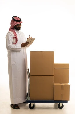 عملية شحن وتوصيل موثوقه, تدوين وكتابة الملاحظات ،خدمات التوصيل السريع, طلب وإستلام الدليفري, بورتريه لرجل عربي سعودي خليجي يرتدي الزى التقليدي والشماغ يمسك بيده دفتر الملاحظات يعمل في توصيل الطلبات والبضائع للزبائن, التسوق الالكتروني وطلبات اونلاين, خلفيه بيضاء