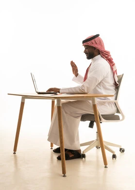 عقد إجتماع عمل عبر اللابتوب ، مفهوم التسويق الإلكتروني ، مهن ووظائف سعودية ، بورتريه لرجل عربي خليجي سعودي يرتدي الزى التقليدي والشماغ يستخدم جهاز الحاسوب المحمول ، تصفح وسائل التواصل الاجتماعي، إستخدام اجهزة تقنية حديثة ، العمل عن بعد ،خلفية بيضاء عقد إجتماع عمل عبر اللابتوب ، مفهوم التسويق الإلكتروني ، مهن ووظائف سعودية ، بورتريه لرجل عربي خليجي سعودي يرتدي الزى التقليدي والشماغ يستخدم جهاز الحاسوب المحمول ، تصفح وسائل التواصل الاجتماعي، إستخدام اجهزة تقنية حديثة ، العمل عن بعد ،خلفية بيضاء