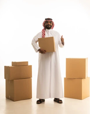 ايماءات الجودة والامتياز ، ترتيب وتنظيم المنزل، صناديق وحاويات كرتونية، بورتريه لرجل عربي خليجي سعودي يرتدي الزى التقليدي والشماغ  يقوم  بنقل صناديق الأغراض المنزلية، امتلاك سكن جديد والاستقرار العائلي، اسكان وتمليك حديث ، صورة الجسم بالطول الكامل، خلفية بيضاء