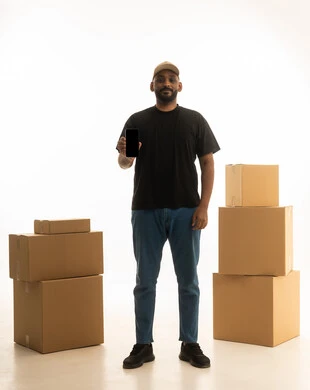 عرض شاشة الجوال، ترتيب وتنظيم المنزل، استخدام التكنولوجيا والتقنيات الحديثة ،بورتريه لرجل عربي خليجي سعودي يرتدي الزى الكاجوال يقوم  بتوصيل صناديق الأغراض المنزلية يمسك بيده الجوال ، امتلاك سكن جديد والاستقرار العائلي، اسكان وتمليك حديث ، صورة الجسم بالطول الكامل، خلفية بيضاء