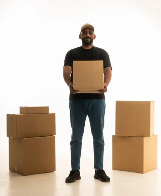 توصيل الطلبات للمنازل ،ترتيب وتنظيم المنزل، بورتريه لرجل عربي خليجي سعودي يرتدي الزى الكاجوال يقوم  بتوصيل صناديق الأغراض المنزلية ، امتلاك سكن جديد والاستقرار العائلي، اسكان وتمليك حديث ، صورة الجسم بالطول الكامل، خلفية بيضاء