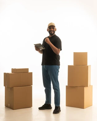 اسكان وتمليك حديث ، استخدام اجهزه وتقنيات حديثه ، تصفح وسائل التواصل الاجتماعي ، توصيل الطلبات للمنازل ،ترتيب وتنظيم المنزل، بورتريه لرجل عربي خليجي سعودي يرتدي الزى الكاجوال يقوم  بتوصيل صناديق الأغراض المنزلية يمسك بيده جهاز التابلت ، امتلاك سكن جديد والاستقرار العائلي، صورة الجسم بالطول الكامل، خلفية بيضاء