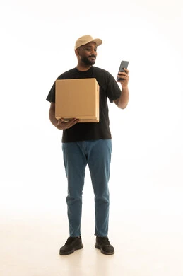 استخدام الهاتف المحمول ، عملية شحن وتوصيل موثوقه, خدمات التوصيل السريع, طلب وإستلام الدليفري, بورتريه لرجل عربي سعودي خليجي يرتدي الزي الكاجوال يمسك بيده الجوال يعمل في توصيل الطلبات والبضائع للزبائن, التسوق الالكتروني وطلبات اونلاين, خلفيه بيضاء