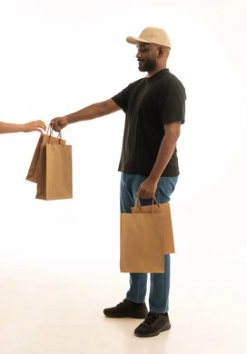 بورتريه لرجل عربي سعودي خليجي يرتدي الزي الكاجوال يعمل في توصيل الطلبات والبضائع للزبائن, التسوق الالكتروني وطلبات اونلاين, عملية شحن وتوصيل موثوقه, خدمات التوصيل السريع, طلب وإستلام الدليفري, خلفيه بيضاء