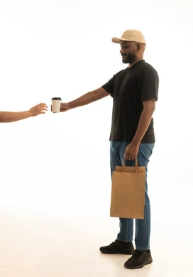 الاستمتاع بالمشروبات الساخنه ، التسوق الالكتروني وطلبات اونلاين, عملية شحن وتوصيل موثوقه, خدمات التوصيل السريع, طلب وإستلام الدليفري, بورتريه لرجل عربي سعودي خليجي يرتدي الزي الكاجوال ،يعمل في توصيل الطلبات والبضائع للزبائن, خلفيه بيضاء