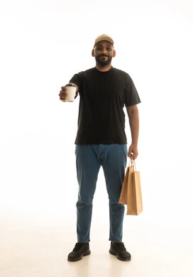 التسوق الالكتروني وطلبات اونلاين, الاستمتاع بالمشروبات الساخنه ،عملية شحن وتوصيل موثوقه, خدمات التوصيل السريع, طلب وإستلام الدليفري, بورتريه لرجل عربي سعودي خليجي يرتدي الزي الكاجوال ،يعمل في توصيل الطلبات والبضائع للزبائن, خلفيه بيضاء