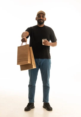 بورتريه لرجل عربي سعودي خليجي يرتدي الزي الكاجوال ،يعمل في توصيل الطلبات والبضائع للزبائن, الاستمتاع بالمشروبات الساخنه ، التسوق الالكتروني وطلبات اونلاين, عملية شحن وتوصيل موثوقه, خدمات التوصيل السريع, طلب وإستلام الدليفري, خلفيه بيضاء