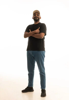 ايماءات الجوده والامتياز ، مفهوم الرجولة والثقة بالنفس، الاهتمام بالمظهر الخارجي والأناقة، بورتريه لرجل عربي خليجي سعودي يرتدي الزي الكاجوال ينظر بتعابير السرور، الوقوف باستقامة وثبات، صورة الجسم بالطول الكامل، خلفية بيضاء