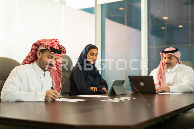 كتابة زتدوين الملاحظات، مناقشة خطط العمل, توفير بيئة عمل مريحة, مفهوم روح الفريق والإنجاز الجماعي, تطوير الاستراتيجيات و الأعمال, النجاح وتحقيق الاهداف, استخدام الاجهزة والتقنيات الحديثة في انجاز المهام المكتبية, موظفون عرب سعوديون خليجيون في اجتماع داخل مقر الشركة