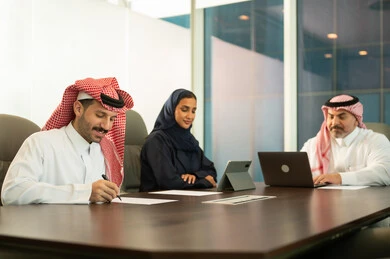 كتابة زتدوين الملاحظات، مناقشة خطط العمل, توفير بيئة عمل مريحة, مفهوم روح الفريق والإنجاز الجماعي, تطوير الاستراتيجيات و الأعمال, النجاح وتحقيق الاهداف, استخدام الاجهزة والتقنيات الحديثة في انجاز المهام المكتبية, موظفون عرب سعوديون خليجيون في اجتماع داخل مقر الشركة