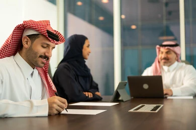 مناقشة خطط العمل, توفير بيئة عمل مريحة, مفهوم روح الفريق والإنجاز الجماعي, تطوير الاستراتيجيات و الأعمال, النجاح وتحقيق الاهداف, استخدام الاجهزة والتقنيات الحديثة في انجاز المهام المكتبية, موظفون عرب سعوديون خليجيون في اجتماع داخل مقر الشركة